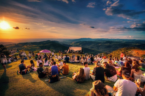 Vista panorâmica de Águas da Prata – SP, local onde acontecerá a prova de trail running da VEC, com montanhas da Serra da Mantiqueira ao fundo, vegetação exuberante, destacando a beleza natural e a tranquilidade da região.