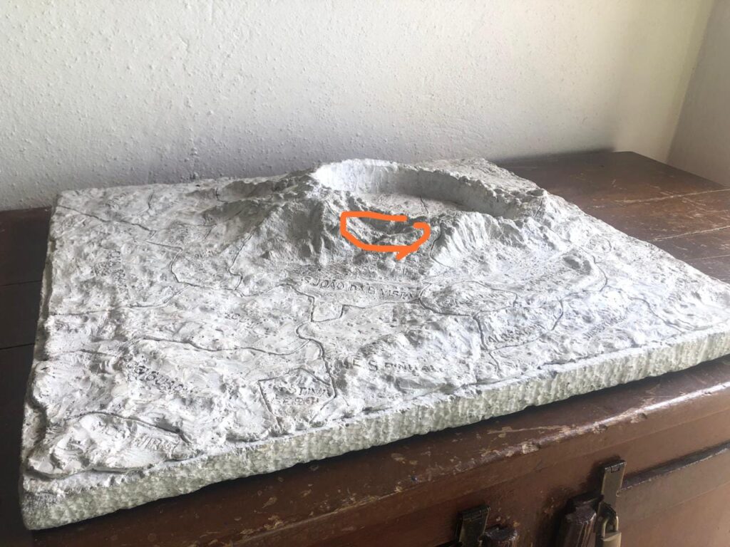 Foto de maquete do vulcão que forma Águas da Prata