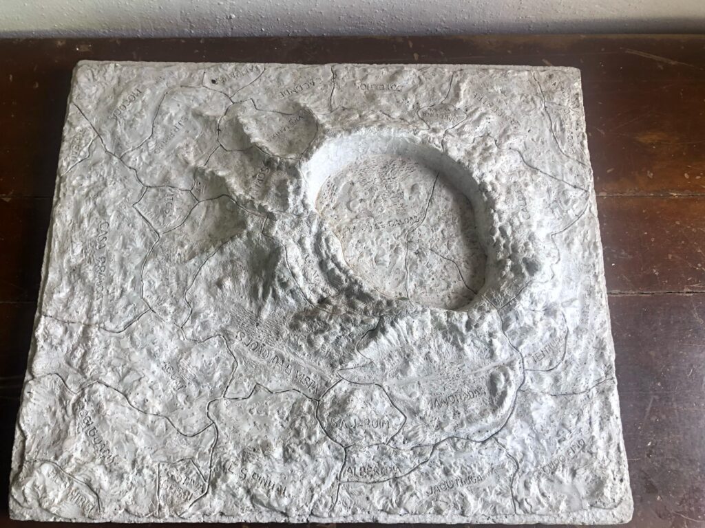 Foto de maquete do vulcão que forma Águas da Prata